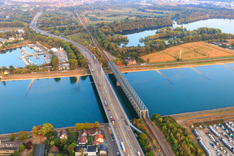 Vue aérienne de Ponts du Rhin à le quartier Maximiliansau in Wörth am Rhein dans le département Rhénanie-Palatinat, Allemagne