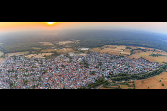Vue aérienne de Vue panoramique de la ville le soir depuis l'est à Hagenbach dans le département Rhénanie-Palatinat, Allemagne