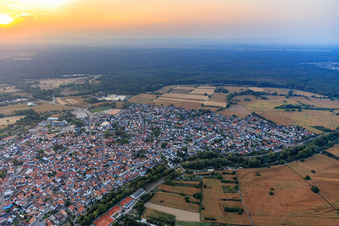 Vue aérienne de Vue de la ville le soir depuis l'est à Hagenbach dans le département Rhénanie-Palatinat, Allemagne