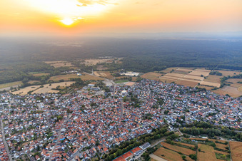 Vue aérienne de Vue de la ville le soir depuis l'est à Hagenbach dans le département Rhénanie-Palatinat, Allemagne