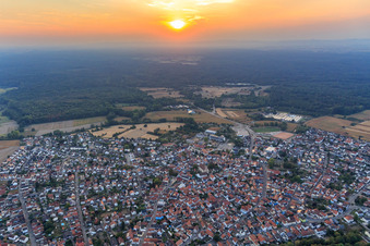 Photographie aérienne de Vue de la ville le soir depuis l'est à Hagenbach dans le département Rhénanie-Palatinat, Allemagne
