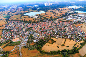 Vue aérienne de Vue de la ville le soir depuis l'ouest à Hagenbach dans le département Rhénanie-Palatinat, Allemagne