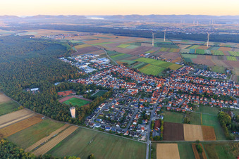 Vue aérienne de Vue de la ville depuis le sud à Hatzenbühl dans le département Rhénanie-Palatinat, Allemagne