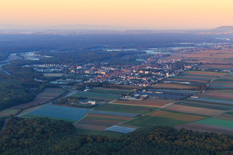 Vue aérienne de Vue de la ville le matin depuis le nord-est à Kandel dans le département Rhénanie-Palatinat, Allemagne