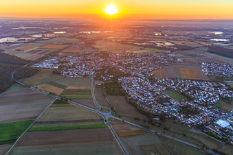 Vue aérienne de Lever de soleil sur le village à Rheinzabern dans le département Rhénanie-Palatinat, Allemagne