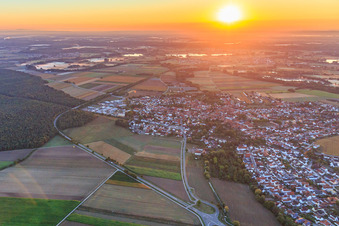 Vue aérienne de Lever de soleil sur le village à Rheinzabern dans le département Rhénanie-Palatinat, Allemagne