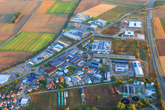 Vue aérienne de Zone industrielle Nordring et Im Speyerer Tal avec Markthalle 5, Resinnovation GmbH, Kardex Software GmbH, ITK Engineering GmbH et DBK David + Baader GmbH à Rülzheim dans le département Rhénanie-Palatinat, Allemagne