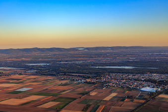 Vue aérienne de Vue de la ville depuis le sud à Bellheim dans le département Rhénanie-Palatinat, Allemagne