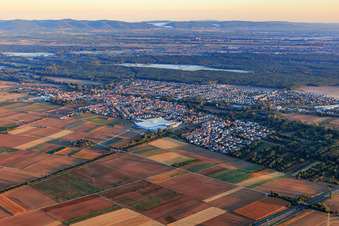 Vue aérienne de Vue de la ville depuis le sud-est à Bellheim dans le département Rhénanie-Palatinat, Allemagne