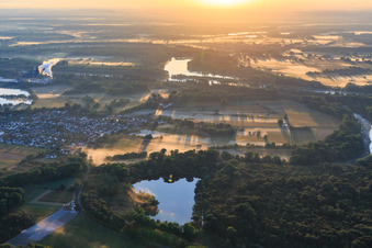 Vue aérienne de Rheinauen et Michelsbach vus de l'ouest le matin à le quartier Sondernheim in Germersheim dans le département Rhénanie-Palatinat, Allemagne