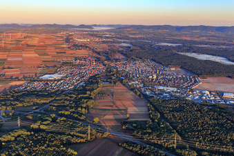 Vue aérienne de Vue d'ensemble de la ville le matin depuis l'est à Bellheim dans le département Rhénanie-Palatinat, Allemagne