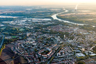 Vue aérienne de Vue de la ville sur les rives du Rhin à Germersheim dans le département Rhénanie-Palatinat, Allemagne