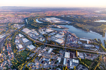 Vue aérienne de Quais et postes d'amarrage des navires au bassin du port intérieur du Rhin à Germersheim dans le département Rhénanie-Palatinat, Allemagne