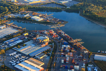 Vue aérienne de Port Germersheim avec DP World Intermodal GmbH à Germersheim dans le département Rhénanie-Palatinat, Allemagne