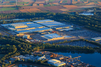 Vue aérienne de Green Island avec le centre logistique mondial Mercedes-Benz à Germersheim dans le département Rhénanie-Palatinat, Allemagne