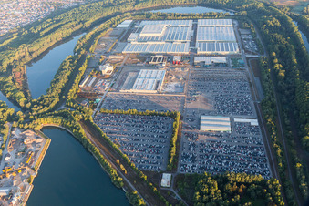 Vue aérienne de Complexe de bâtiments et terrain du centre logistique mondial de Daimler AG sur l'île de Grün à Germersheim dans le département Rhénanie-Palatinat, Allemagne