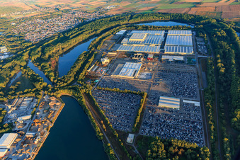 Vue aérienne de L'île Verte avec le centre logistique mondial Mercedes-Benz vu du sud-est à Germersheim dans le département Rhénanie-Palatinat, Allemagne