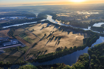 Vue aérienne de L'île de Flotzgrün, entourée par le Berhäuser Altrhein à le quartier Berghausen in Römerberg dans le département Rhénanie-Palatinat, Allemagne