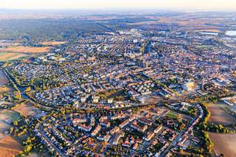 Vue aérienne de Vue de la ville depuis le sud à Speyer dans le département Rhénanie-Palatinat, Allemagne