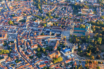 Vue aérienne de Place de la Cathédrale vue du sud avec la cathédrale, le musée historique du Palatinat et la Maximilianstr à Speyer dans le département Rhénanie-Palatinat, Allemagne