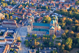 Vue aérienne de Place de la Cathédrale vue du sud avec la cathédrale à Speyer à Speyer dans le département Rhénanie-Palatinat, Allemagne