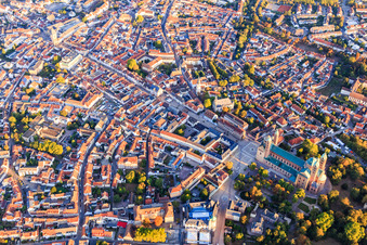 Vue aérienne de Place de la Cathédrale vue du sud avec la cathédrale, le musée historique du Palatinat et la Maximilianstr à Speyer dans le département Rhénanie-Palatinat, Allemagne