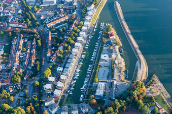 Vue aérienne de Ensemble résidentiel sur la Hafenstraße en face du port de plaisance avec amarrages pour bateaux de plaisance et postes d'amarrage sur les rives du vieux port sur le Rhin à Speyer dans le département Rhénanie-Palatinat, Allemagne