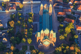 Vue aérienne de Cathédrale à Speyer du matin depuis l'est à Speyer dans le département Rhénanie-Palatinat, Allemagne