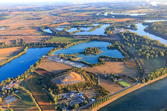 Vue aérienne de Centrale à béton de Heidelberg Materials Beton au bord du lac de carrière près de Deutschhof à Speyer dans le département Rhénanie-Palatinat, Allemagne