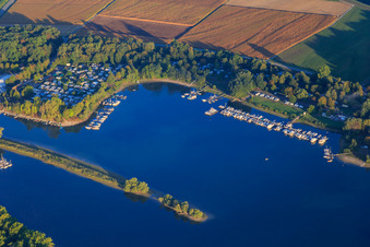 Vue aérienne de Angehofer Althrhein Reffethal avec quais à bateaux du 1. MBC Speyer et hangar à bateaux de la Rudergesellschaft Speyer 1883e.V à Speyer dans le département Rhénanie-Palatinat, Allemagne