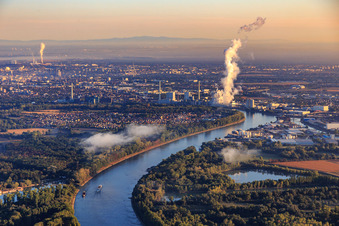 Vue aérienne de Rhin entre Altrip et Rheinau à le quartier Rheinau in Mannheim dans le département Bade-Wurtemberg, Allemagne