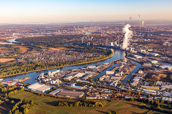 Port du Rhin à le quartier Rheinau in Mannheim dans le département Bade-Wurtemberg, Allemagne vu d'un drone