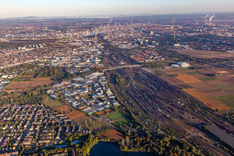 Vue aérienne de Gare de marchandises à le quartier Rheinau in Mannheim dans le département Bade-Wurtemberg, Allemagne