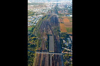 Vue aérienne de Gare de marchandises à le quartier Rheinau in Mannheim dans le département Bade-Wurtemberg, Allemagne