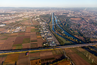 Vue aérienne de Zone industrielle Hans-Thoma-Straße à le quartier Neuostheim in Mannheim dans le département Bade-Wurtemberg, Allemagne