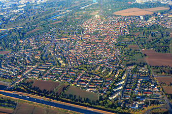 Vue aérienne de Vue de la ville au-delà de l'A6 depuis l'est à le quartier Feudenheim in Mannheim dans le département Bade-Wurtemberg, Allemagne