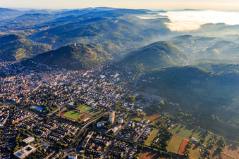 Vue aérienne de Vue d'ensemble de la ville depuis le sud-ouest avec le stade Starkenburg à Heppenheim dans le département Hesse, Allemagne