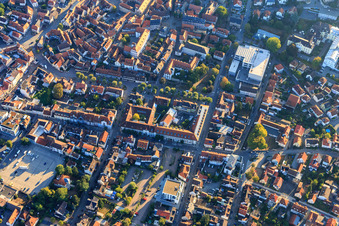 Vue aérienne de Parkhof, Wilhelmstraße et Martin-Buber-Schule à Heppenheim dans le département Hesse, Allemagne