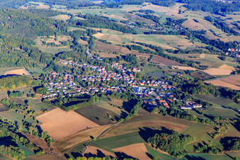 Vue aérienne de Vue du village depuis le sud à le quartier Beedenkirchen in Lautertal dans le département Hesse, Allemagne