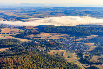 Vue aérienne de Vue de la ville avec le château de Lichtenberg depuis le sud à le quartier Niedernhausen in Fischbachtal dans le département Hesse, Allemagne