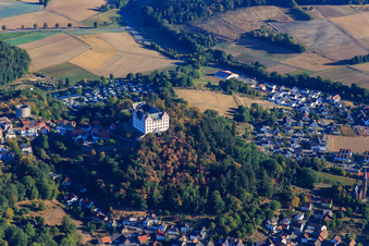 Vue oblique de Vue de la ville avec le château de Lichtenberg depuis le sud à le quartier Niedernhausen in Fischbachtal dans le département Hesse, Allemagne