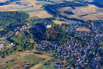 Vue de la ville avec le château de Lichtenberg depuis le sud à le quartier Niedernhausen in Fischbachtal dans le département Hesse, Allemagne d'en haut