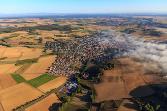 Vue aérienne de Vue de la ville avec des nuages bas depuis le sud à Groß-Bieberau dans le département Hesse, Allemagne