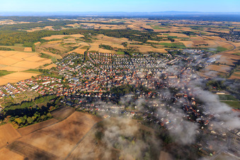Vue aérienne de Vue de la ville avec des nuages bas depuis le sud-est à Groß-Bieberau dans le département Hesse, Allemagne