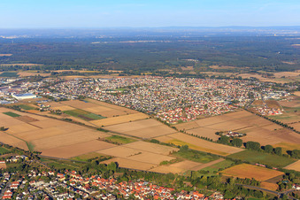 Vue aérienne de Vue de la ville depuis l'est à Münster dans le département Hesse, Allemagne