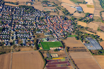 Vue aérienne de Vue de la ville depuis le nord-est à le quartier Hergershausen in Babenhausen dans le département Hesse, Allemagne