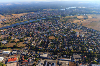 Vue aérienne de Vue de la ville sur le Main depuis l'ouest à le quartier Klein-Krotzenburg in Hainburg dans le département Hesse, Allemagne