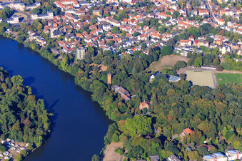 Vue aérienne de Philippsruher Allee au bord du Main et de l'école de football de la Loune à le quartier Kesselstadt in Hanau dans le département Hesse, Allemagne