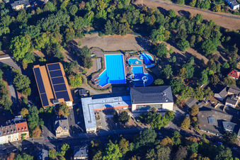 Vue aérienne de Heinrich-Fischer-Bad - piscine intérieure et extérieure à le quartier Hanau-Altstadt in Hanau dans le département Hesse, Allemagne