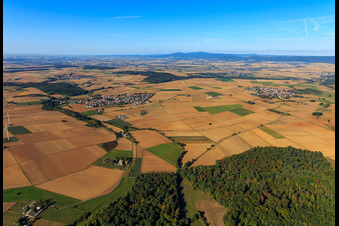 Vue aérienne de Vue du sud-est à le quartier Erbstadt in Nidderau dans le département Hesse, Allemagne